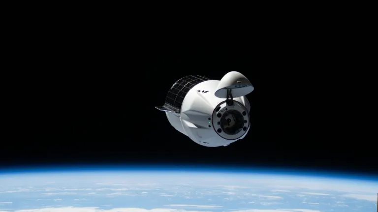 ยานขนส่งอวกาศดรากอนก็คืออีกหนึ่ง New Space Economy ที่ทำให้ยานอวกาศแคปซูลที่เดินทางไปยังอวกาศสามารถกลับมาใช้งานซ้ำใหม่ได้ ภาพจาก NASA
