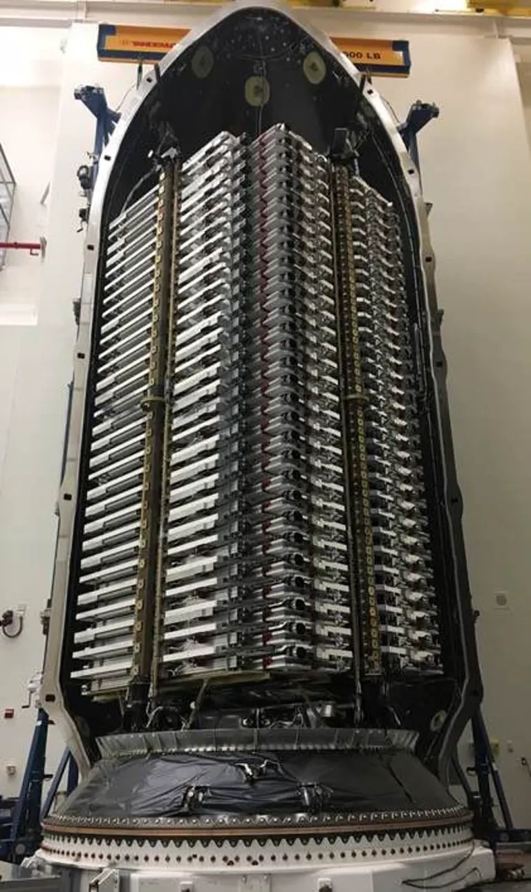 ภาพของดาวเทียม Starlink ที่ถูกวางเรียงบนฝาปิดของจรวด Falcon 9 ซึ่งการที่ลดขนาดของดาวเทียมลงและใช้การผลิตจำนวนมากทำให้ดาวเทียมถูกลงและมีประสิทธิภาพที่เพิ่มขึ้นอีกด้วย ภาพจาก SpaceX