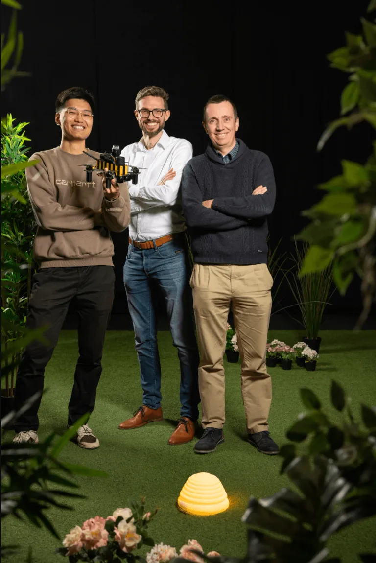 ทีมนักวิจัยมหาวิทยาลัยเทคโนโลยีเดลฟต์ (TU Delft) ขณะพัฒนาระบบนำทางโดรนขนาดเล็กเลียนแบบสมองผึ้ง