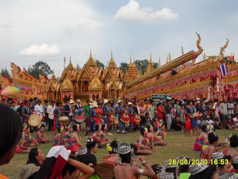 บรรยากาศงานบุญบั้งไฟ ณ หลังแห่ : ที่มาภาพ rocketfestivals.blogspot