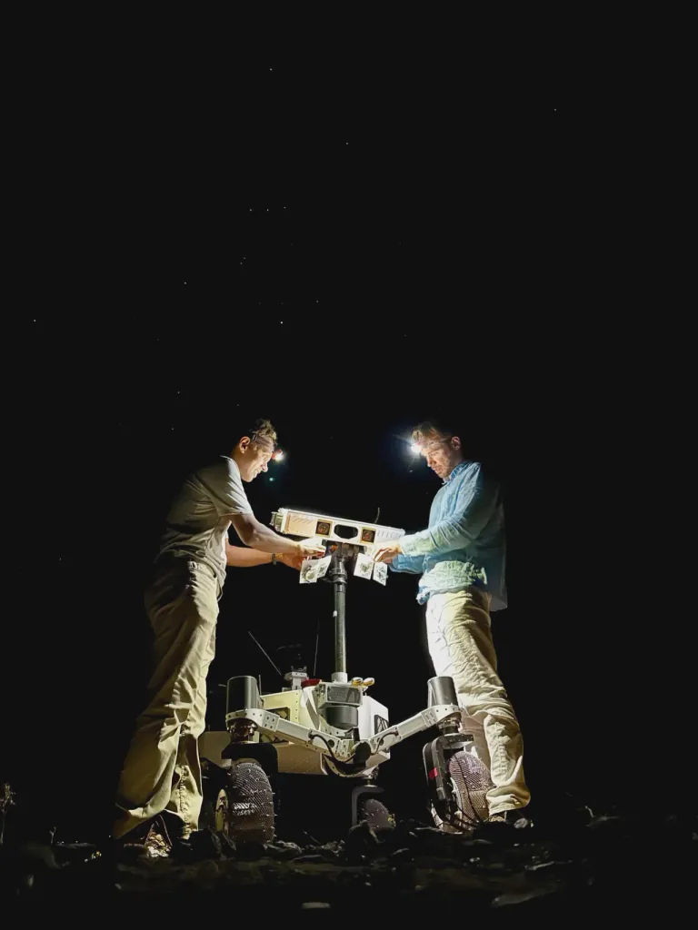 วิศวกรทำการทดสอบ ERNEST แม้แต่ในช่วงเวลาที่มืดมิดที่ยากต่อการมองเห็นเพื่อทดสอบขีดความสามารถในการเดินทางบนดวงจันทร์และดาวอังคาร ภาพจาก NASA