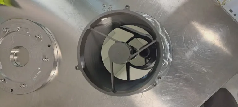 ภาพถ่ายของกระจกปฐมภูมิกล้องโทรทรรศน์อวกาศ Mauve ภาพจาก Blue Skies Space