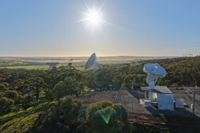 ภาพถ่ายวิวจานสถานีรับสัญญาณ New Norcia ของ ESA เปิดดำเนินการตั้งแต่ปี 2003 ที่ตอนนี้มีจานรับสัญญาณจากห้วงอวกาศลึกสองจานเป็นที่เรียบร้อย ภาพจาก ESA