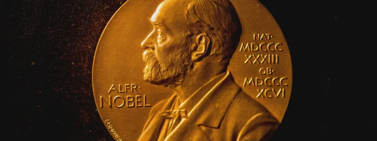 The Nobel Prize medal ภาพจาก Alexander Mahmoud 2018