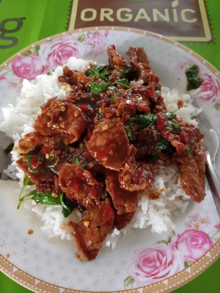 “ผัดกะเพรา” ภาพจาก จิราภพ ทวีสูงส่ง