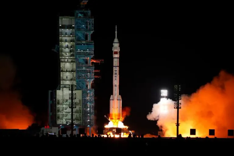 ภาพถ่ายขณะจรวด Long March 2F กับยานอวกาศ Shenzhou-21 เดินทางออกสู่โลก ภาพจาก CMSA_CCTV