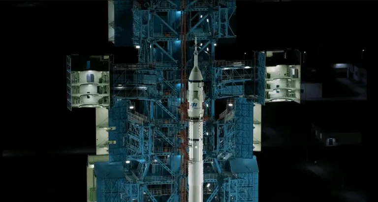 ภาพขณะเตรียมตัวปล่อยจรวด Long Mach 2F ในภารกิจ Shenzhou-21 ภาพจาก CMSA_CCTV