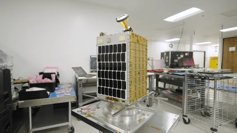 ภาพถ่ายของดาวเทียม Starcloud-1 ที่ประกอบแล้วเสร็จในห้องประกอบ ภาพจาก Nvidia