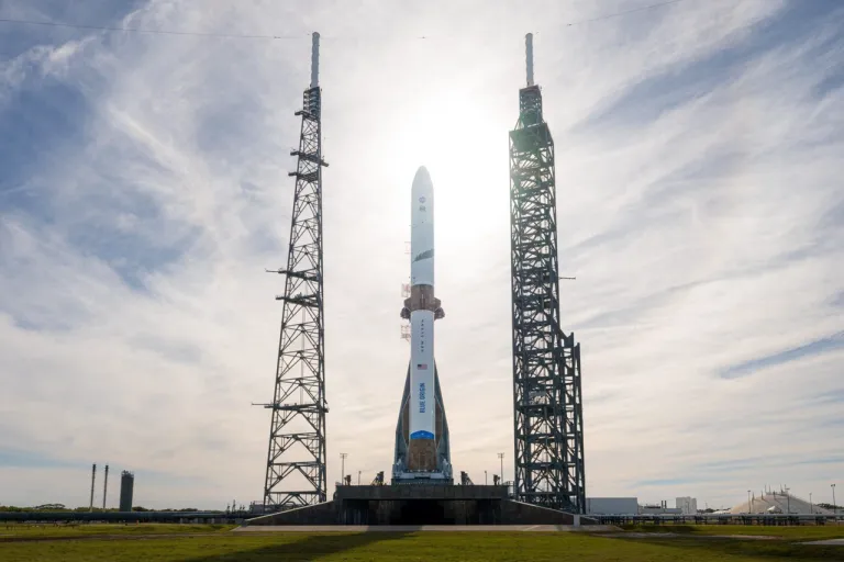 ภาพถ่ายของจรวด New Glenn เที่ยวบิน NG-2 ก่อนการปล่อยไม่กี่ชั่วโมง ภาพจาก Blue Origin