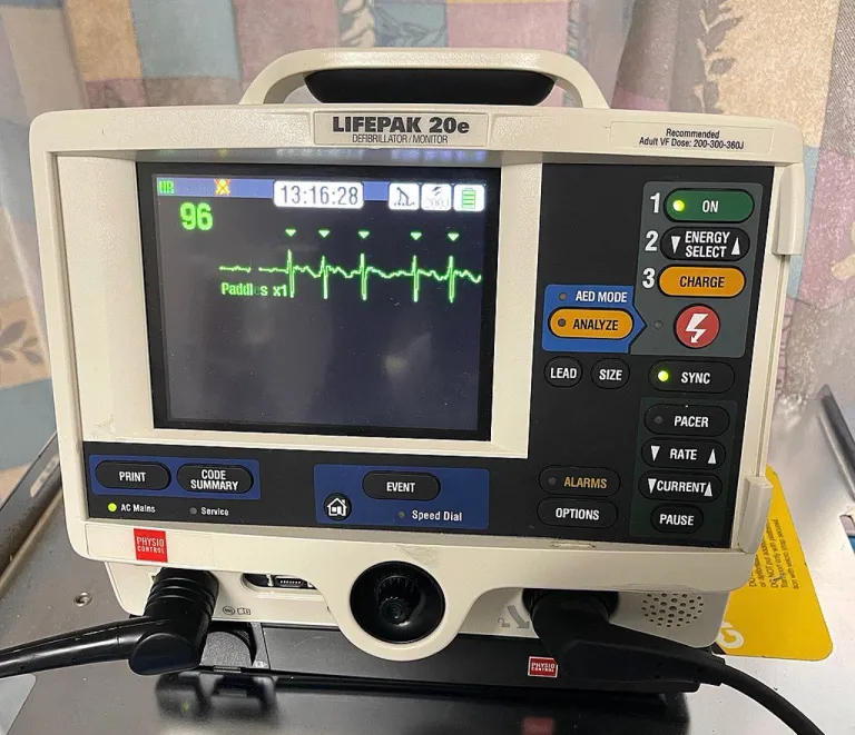 เครื่อง Defibrillator ซึ่งอยู่ในโหมด Sync กับคลื่นไฟฟ้าหัวใจ (QRS Complex)