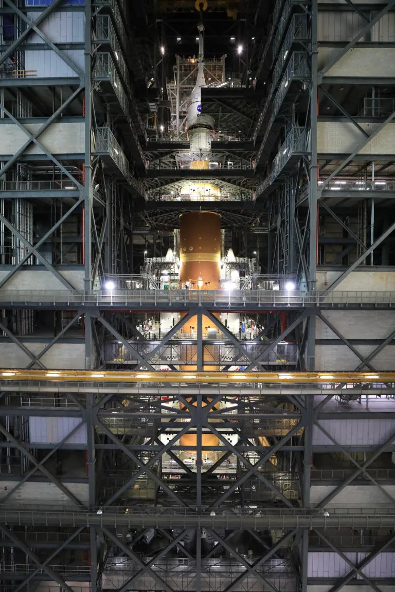 ภาพถ่ายของจรวด SLS ขณะกำลังทำการประกอบในบริเวณ High Bay ในอาคาร Vehicle Assembly Building ภาพจาก NASA