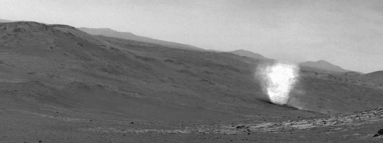 ภาพถ่ายของพายุ Dust Devil ที่กำลังก่อตัวอยู่บนพื้นผิวของดาวอังคาร จากหุ่นยนต์ Perseverance ภาพจาก NASA