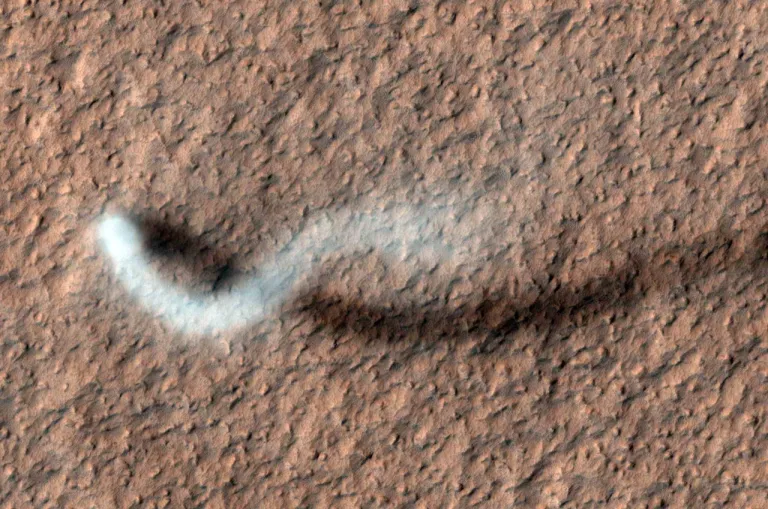 ภาพถ่ายพายุ Dust Devil จากวงโคจรของดาวอังคารโดยยาน MRO ภาพจาก NASA
