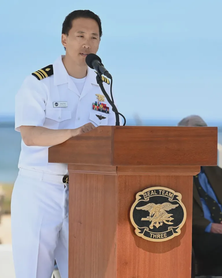 Jonny Kim ขณะขึ้นกล่าวในงานครบรอบ 40 ปีของหน่วยรบพิเศษ TEAM THREE เมื่อปี 2023 ภาพจาก DVIDS