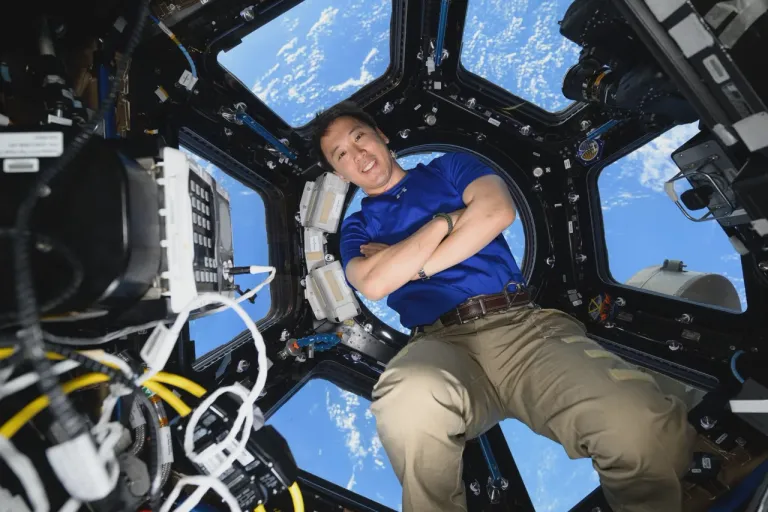 ภาพถ่ายของ Jonny Kim ขณะปฏิบัติภารกิจในสถานีอวกาศนานาชาติ ภาพจาก NASA