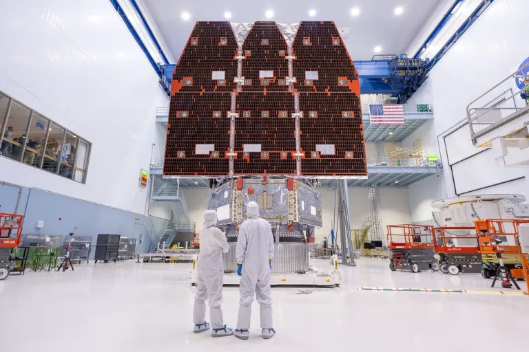ภาพการประกอบของกล้องโทรทรรศน์อวกาศแนนซี เกรซ โรมันเมื่อประกอบเสร็จสิ้นแล้ว ภาพจาก NASA