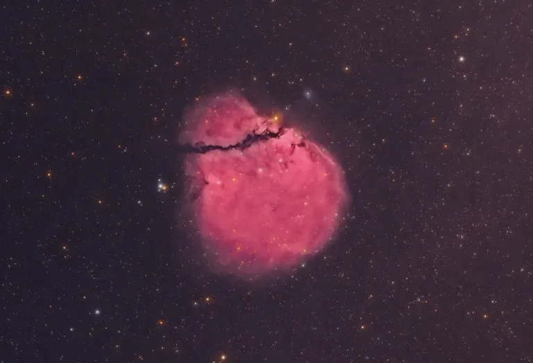 &ldquo;เนบิวลามนุษย์หิมะ&rdquo; (Snowman Nebula) ภาพจาก Charles Bracken / Charles Pevsner