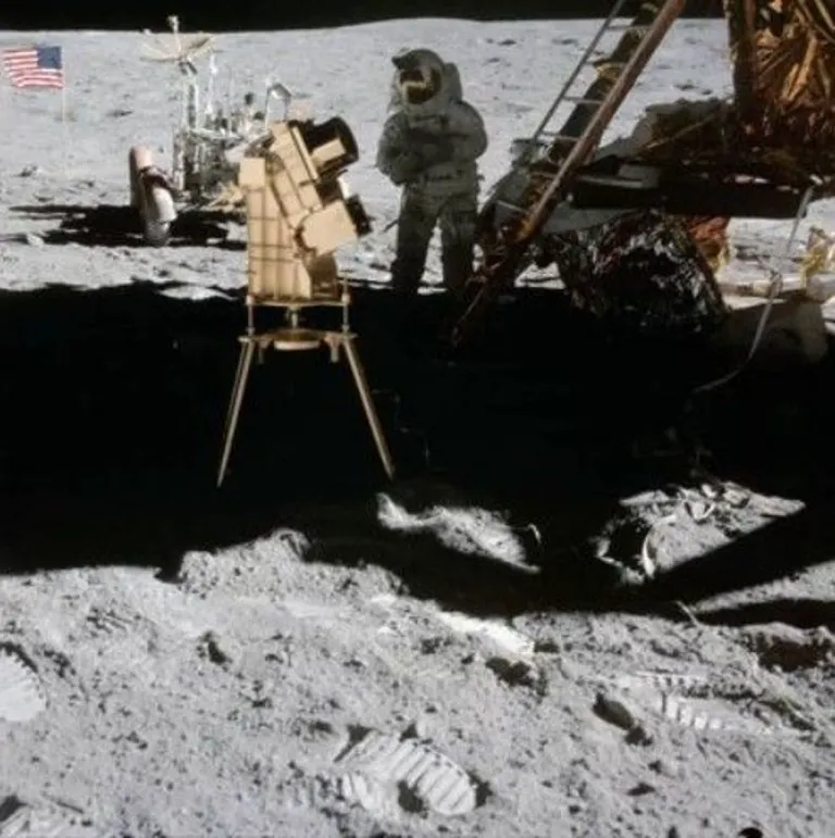 ภาพถ่ายกล้องถ่ายภาพรังสียูวีเพื่อทำการศึกษาฮาโลของโลกในภารกิจ Apollo 16 ซึ่งเป็นภาพถ่ายฮาโลของโลกภาพถ่ายแรกและภาพถ่ายเดียวที่ถูกใช้เพื่อการศึกษาฮาโลของโลก ภาพจาก NASA
