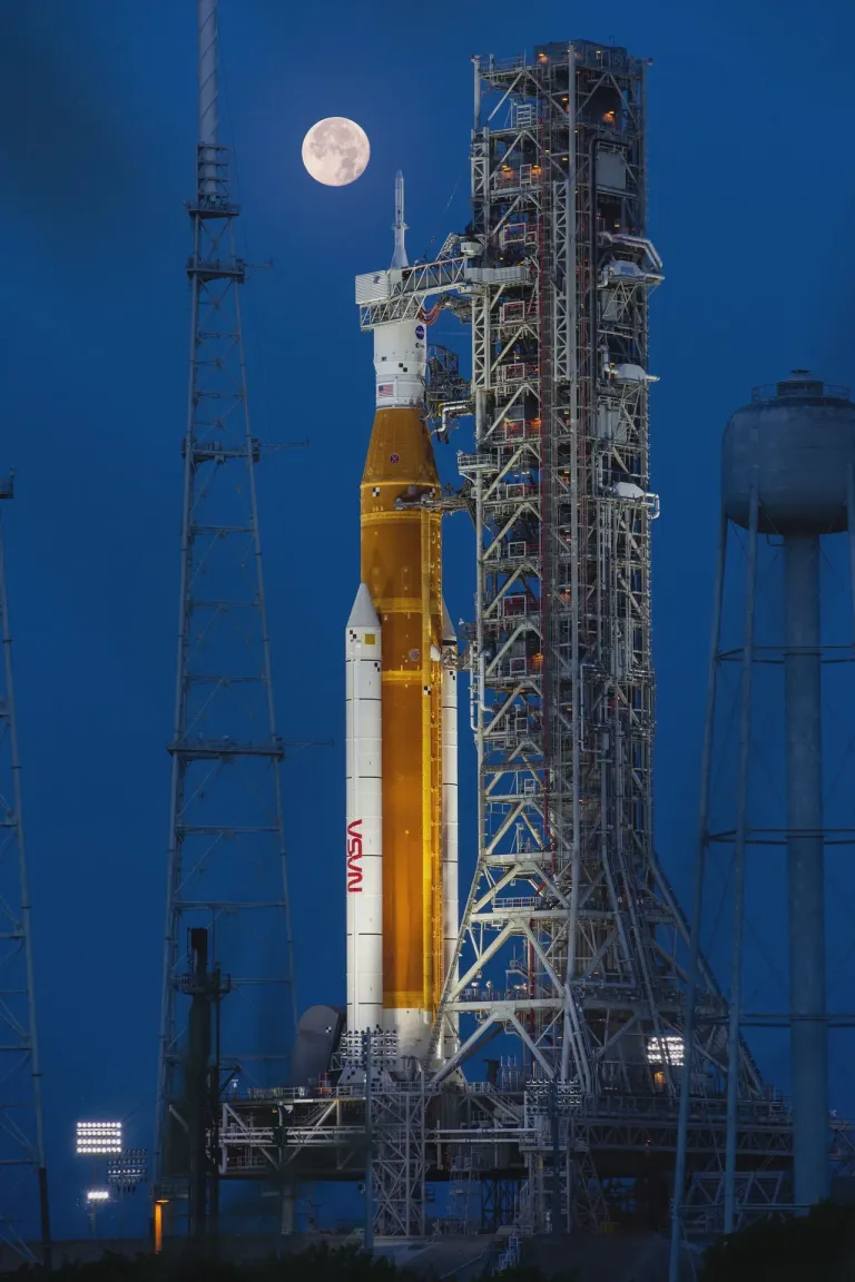 จรวด SLS ของภารกิจ Artemis II ภาพจาก NASA, Cory Huston