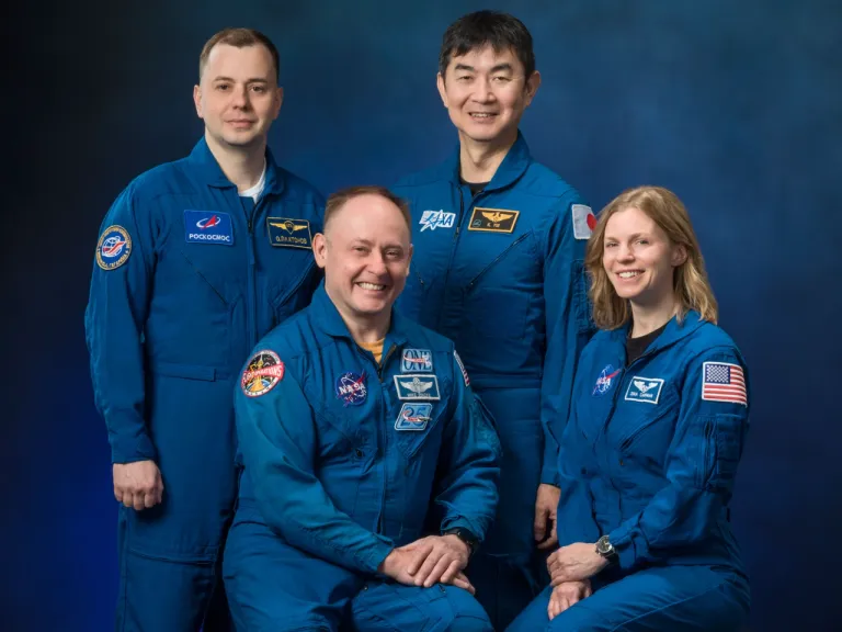 ภาพถ่ายของนักบินอวกาศทั้งสี่คนในภารกิจ Crew-11 ซึ่งเป็นครั้งแรกที่มีการวินิจฉัยการเจ็บป่วยในภารกิจสถานีอวกาศนานาชาติและส่งผลกระทบต่อภารกิจ ภาพจาก NASA