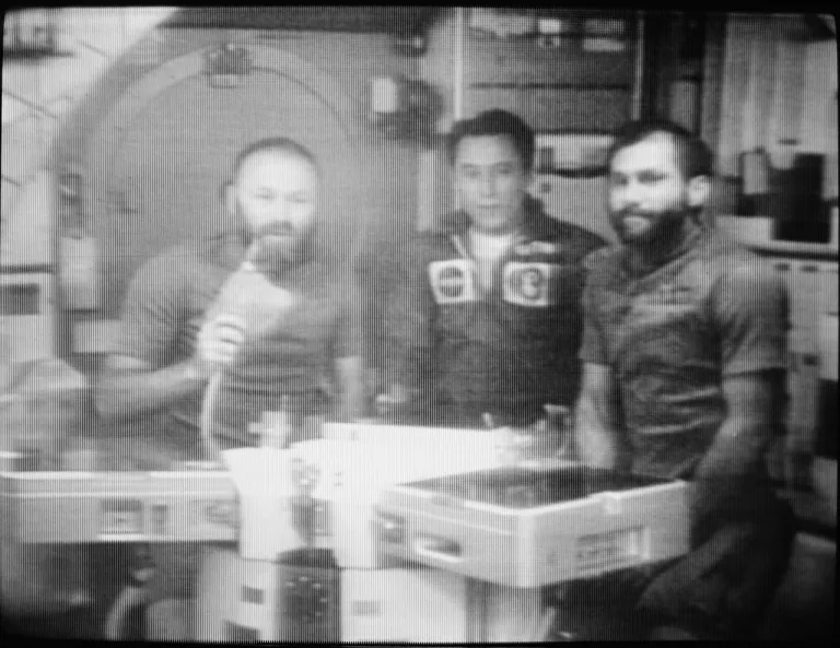 ภาพถ่ายของนักบินอวกาศทั้งสามคนของโครงการ Skylab 4 ที่เผชิญหน้ากับภาวะความเครียดเรื้อรังระหว่างปฏิบัติภารกิจในอวกาศ จนพวกเขาเลือกที่จะประท้วงหยุดงานกันในอวกาศ ภาพจาก NASA