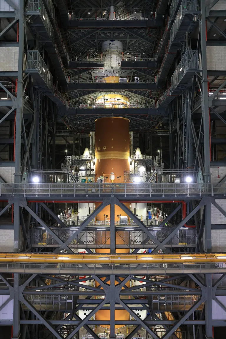 ภาพจรวด SLS ของเที่ยวบิน Artemis II ที่เสร็จสมบูรณ์ภายในอาคาร VAB ภาพจาก NASA