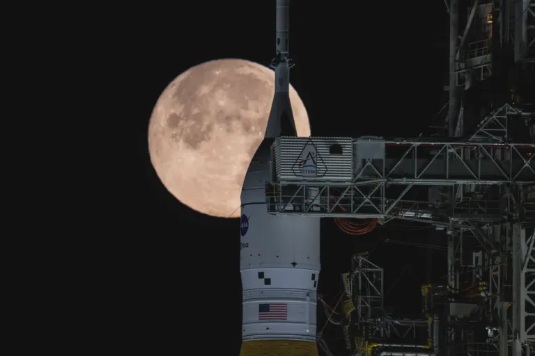 จรวด SLS หรือ Space Launch System และยานอวกาศ Orion