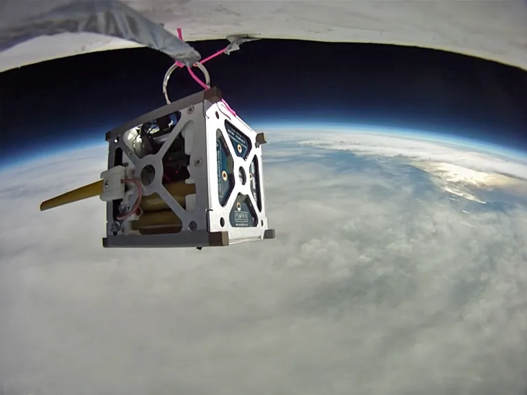 ภาพขณะที่กำลังปล่อยดาวเทียม Phonesat จากบอลลูนสูง ที่มา NASA