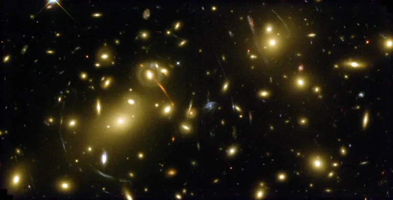 ภาพถ่ายเลนส์ความโน้มถ่วง: ที่มาภาพ ESA/Hubble & NASA