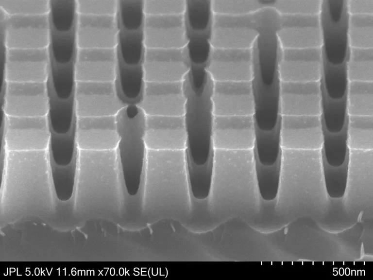 ภาพของฟิลเตอร์แบบ Metamaterial ที่ชื่อว่า nanoposts ถูกพัฒนาเพื่อใช้งานในการบังแสงของดาวฤกษ์เพื่อการสังเกตการณ์ดาวเคราะห์ที่โคจรรอบดาวฤกษ์ได้อย่างง่ายดายมากขึ้น ภาพจาก NASA
