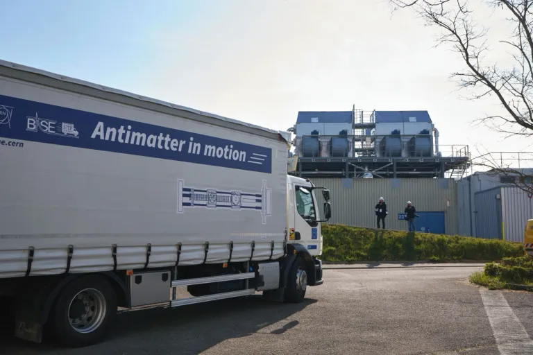 ภาพถ่ายรถพ่วงบรรทุกอุปกรณ์ BASE ที่บรรจุปฏิสสารอยู่ภายใน ภาพจาก CERN