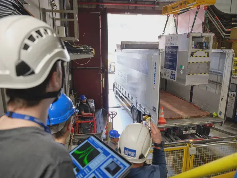 ภาพถ่ายระหว่างทำการขนย้าย BASE ภายใน CERN ภาพจาก CERN