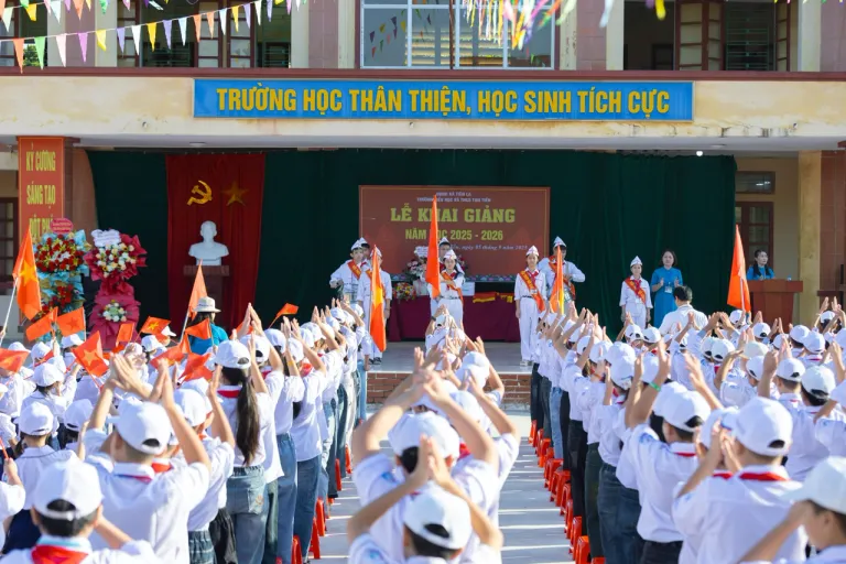 โรงเรียนเวียดนามขณะเฉลิมฉลองวันชาติ : เครดิต HONG SON