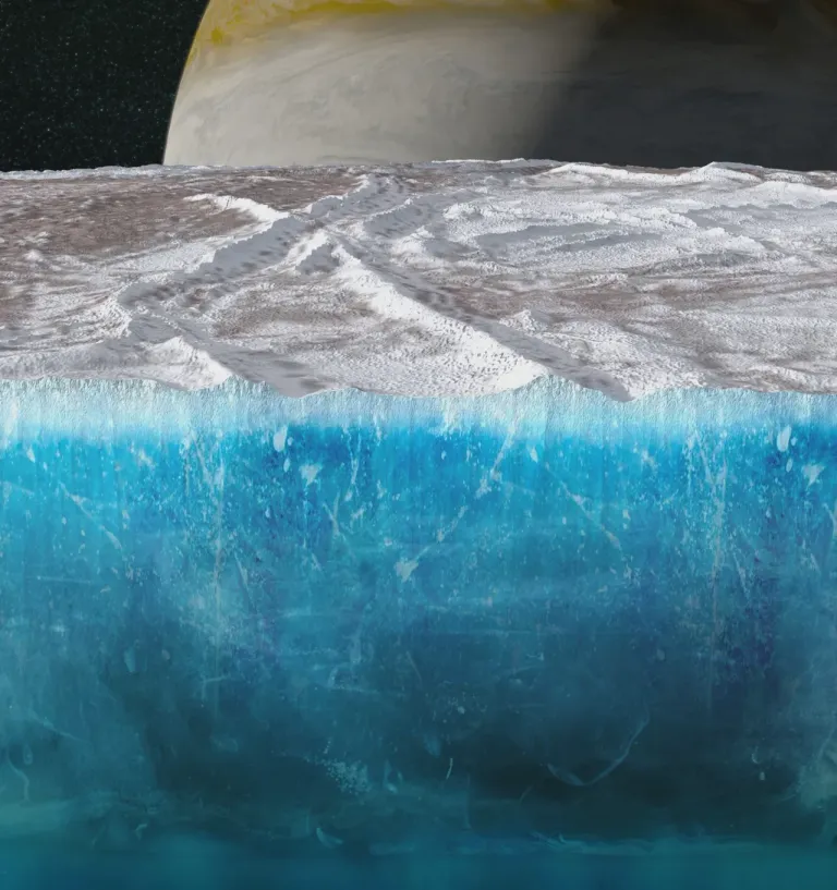 ภาพวาดจำลองความหนาของชั้นเปลือกดวงจันทร์ยูโรปา ที่มีความหนามากถึง 18 กิโลเมตร ห่อหุ้มมหาสมุทรใต้เปลือกเอาไว้ โดยนักวิทยาศาสตร์เชื่อว่าน้ำภายในดวงจันทร์ยูโรปานั้นมากกว่าปริมาณน้ำทั้งหมดบนพื้นผิวของโลกเสียอีก