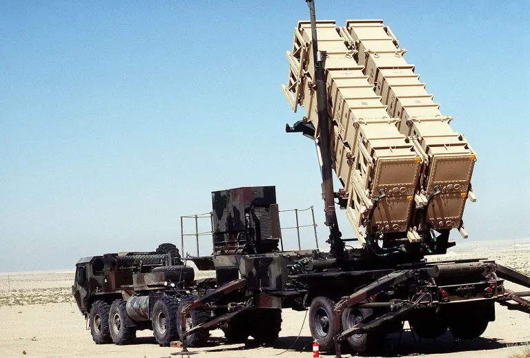“ระบบป้องกันภัยทางอากาศ MIM-104 Patriot” ภาพจาก File:MIM-104 Patriot.JPG - Wikimedia Commons