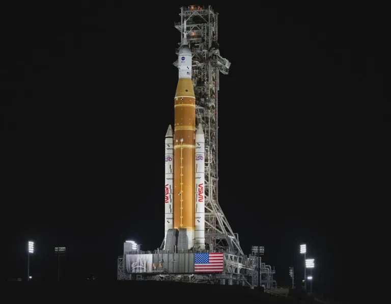 จรวด SLS ภารกิจอาร์ทิมิส 2 ภาพจาก NASA, Joel Kowsky