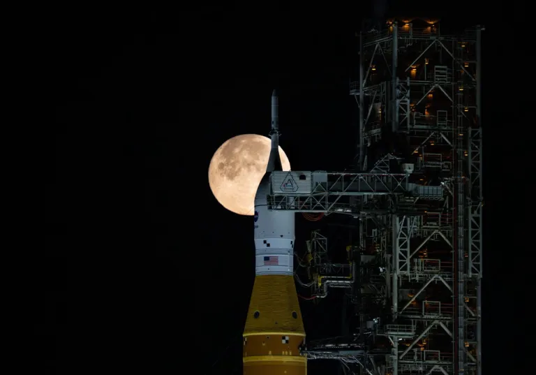ภาพของจรวด SLS ในภารกิจอาร์ทิมิส 2 ที่ตั้งอยู่ที่ฐานปล่อย LC-39B ในคืนพระจันทร์เต็มดวง ภาพจาก NASA