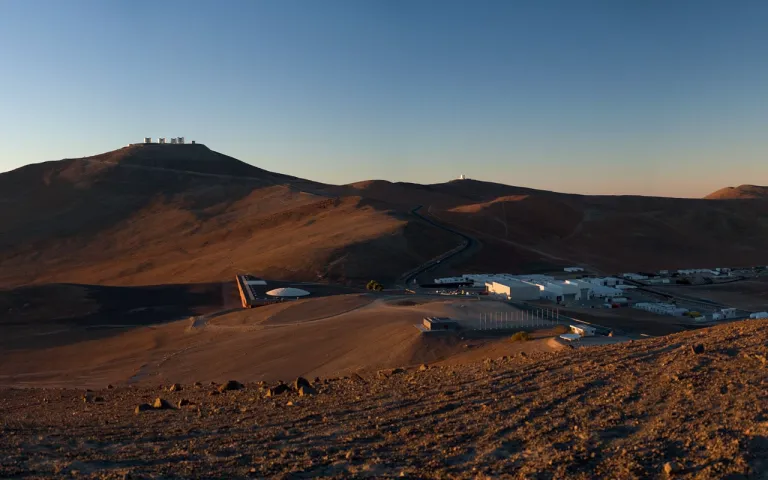 โครงสร้างพื้นฐานทางดาราศาสตร์ในบริเวณยอดเขาปารานัล ภาพจาก ESO