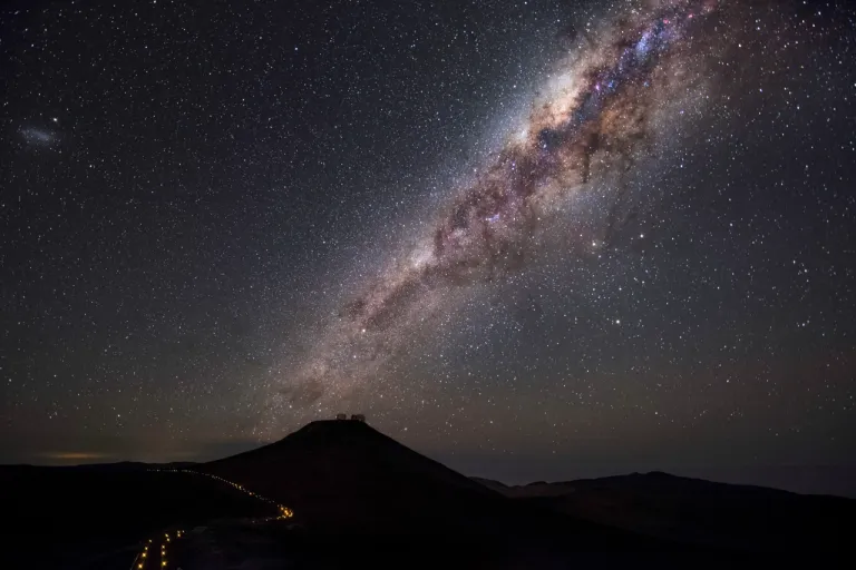 ภาพถ่ายทางช้างเผือกในยามค่ำคืนเหนือยอดเขาปารานัล ภาพจาก ESO