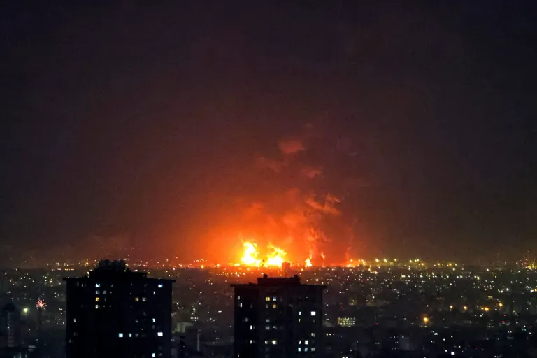 โจมตีโรงกลั่นน้ำมันกรุงเตหะราน อิหร่าน ภาพจาก AFP