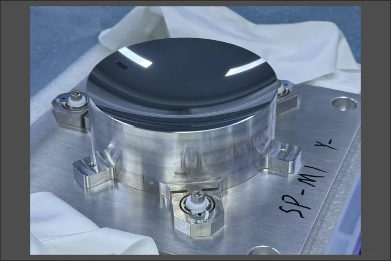ตัวอย่างชิ้นงานกระจกในอุปกรณ์บันทึกภาพหลายช่วงความยาวคลื่น (Hyperspectral Imaging Payload) ภาพจาก NARIT