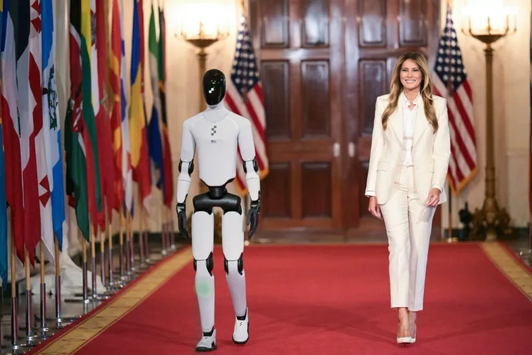 เมลานี ทรัมป์ เดินพรมแดงกับหุ่นยนต์ฮิวแมนนอยด์ ที่ทำเนียบขาวภาพจาก AFP