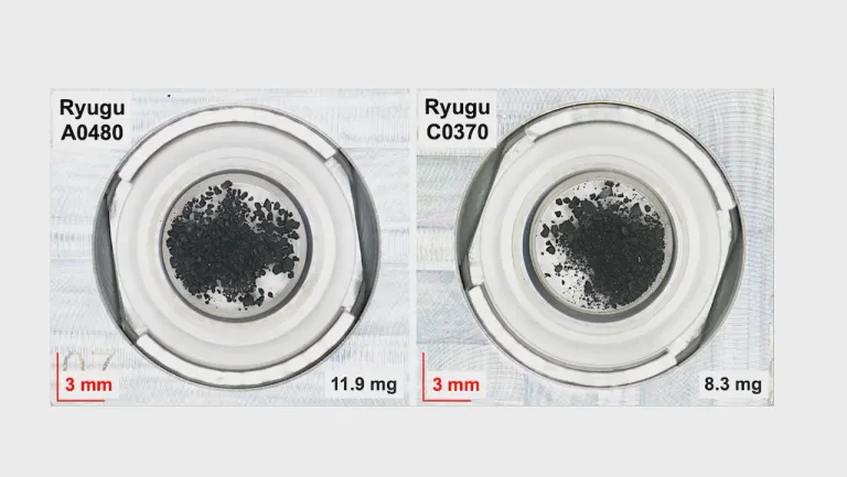 ตัวอย่างดินจากดาวเคราะห์น้อยริวกูที่ยาน Hayabusa 2 เก็บมายังโลก ภาพจาก ISAS_JAXA
