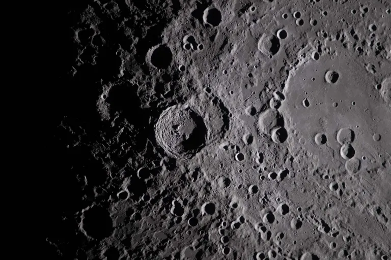 ภาพหลุมอุกกาบาตบนดวงจันทร์จากภารกิจ Artemis 2 ปี 2026