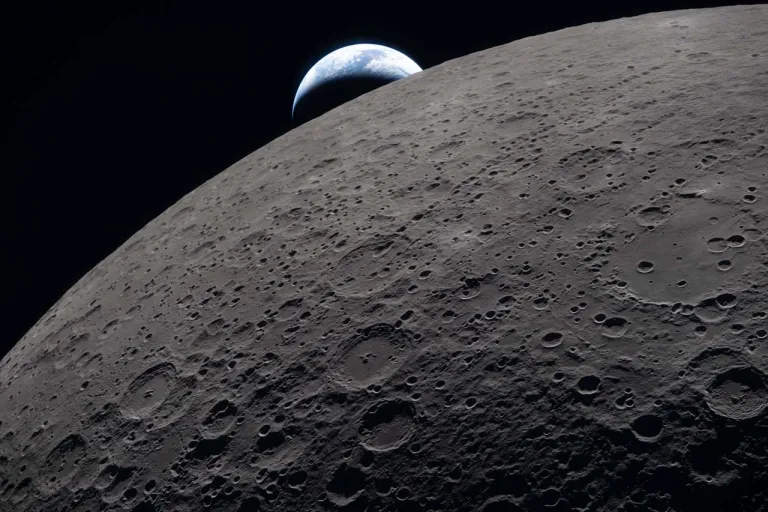 ภาพดวงจันทร์ที่มองเห็นโลกอยู่ไกล ๆ จากภารกิจ Artemis 2 ปี 2026