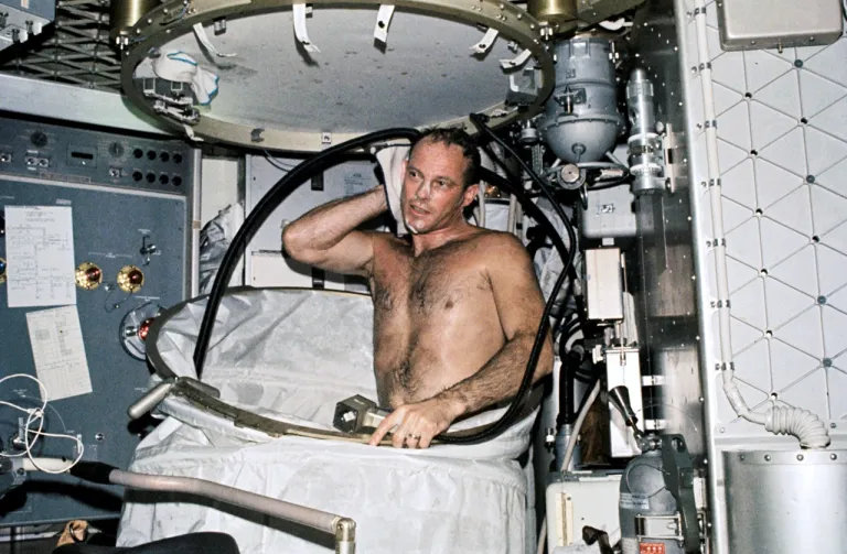 ภาพนักบินอวกาศ Jack R. Lousma กำลังสาธิตการอาบน้ำในสถานีอวกาศ Skylab ภาพจาก NASA