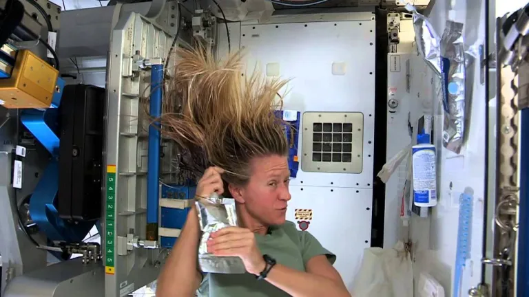 นักบินอวกาศ Karen Nyberg กำลังสอนวิธีการสระผมภายในสถานีอวกาศนานาชาติ ที่มา NASA