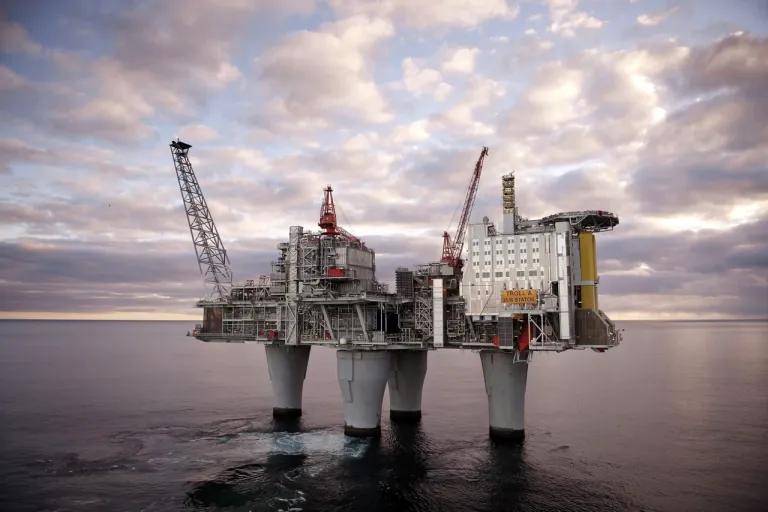 แท่นขุดเจาะน้ำมันลอยน้ำ Troll A : ที่มาภาพ Shell Norway