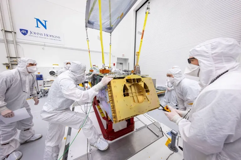 ภาพขณะทำการประกอบโครงสร้างหลักของหุ่นยนต์ Dragonfly ภาพจาก NASA