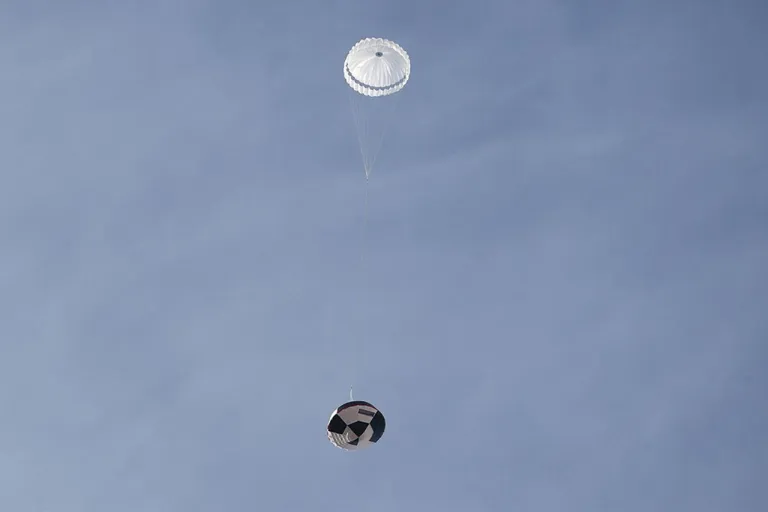 ภาพการทดสอบระบบโล่กันความร้อนและร่มชะลอความเร็วของ Dragonfly ภาพจาก NASA